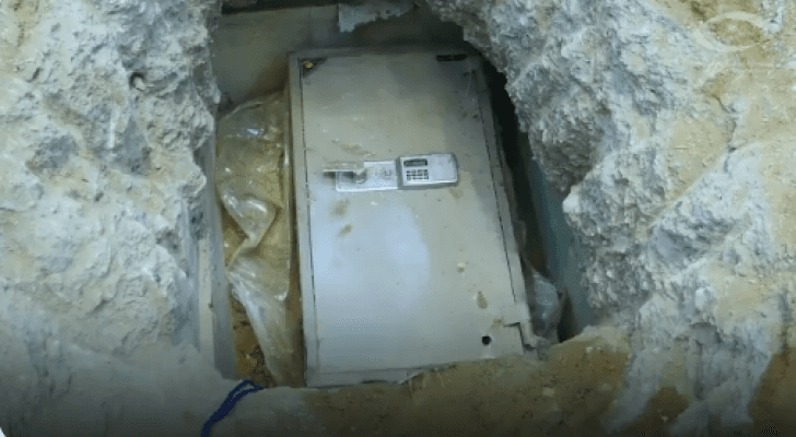 متهم بالفساد يخفي الملايين بطريقة شيطانية في منزله بالسعودية