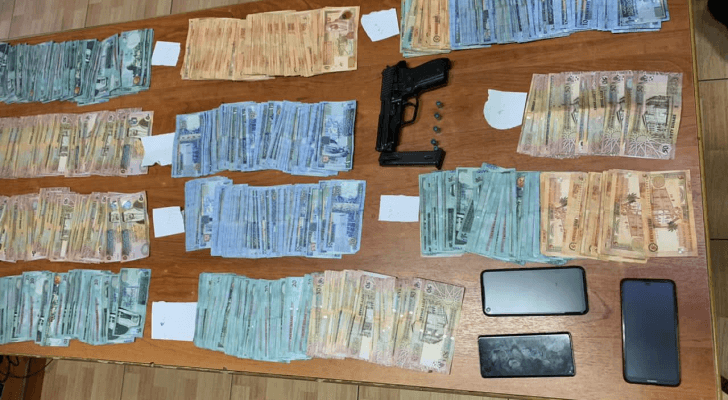 القبض على شخصين اشتركا بسلب مبلغ 60 الف دينار من محاسب احد المطاعم