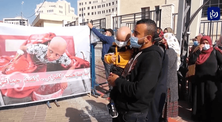 فلسطين .. وقفة احتجاجا على وقف التحويلات الطبية إلى مشافي الداخل المحتل