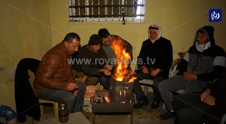 فلسطين.. النار تبدد ظلام قرى حرمها الاحتلال من الكهرباء