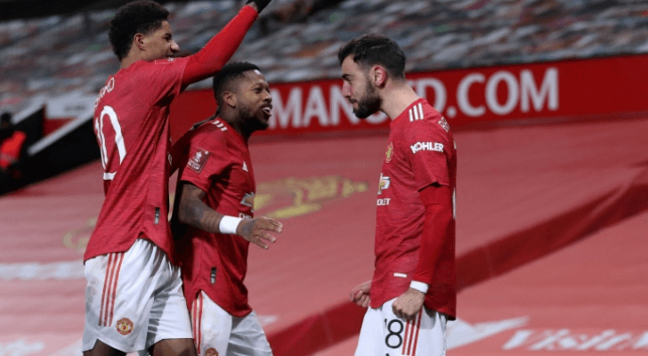 لاعبو مانشستر يونايتد يحتفلون بهدف البرتغالي برونو فرنانديش ضد ليفربول