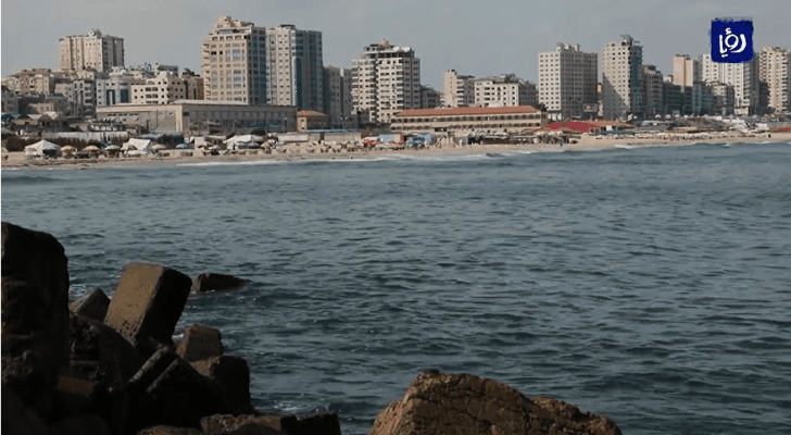 رغم أنف الاحتلال.. المصور الغواص يكتشف أعماق بحر غزة