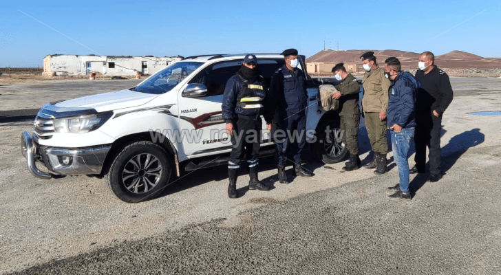 الأمن العام يساعد مواطنا نفذ البنزين من مركبته على طريق بغداد الدولي