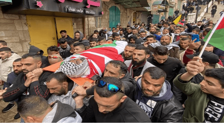الفلسطينيون يشيعون جثمان الشهيد الأسير داوود الخطيب