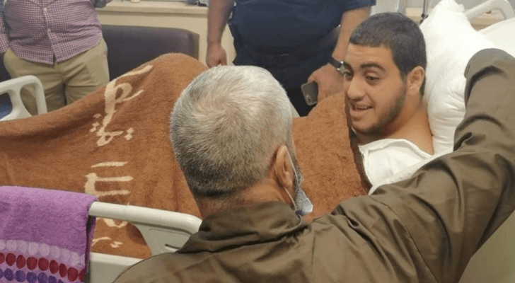 لحظة لقاء الفتى صالح مع والده