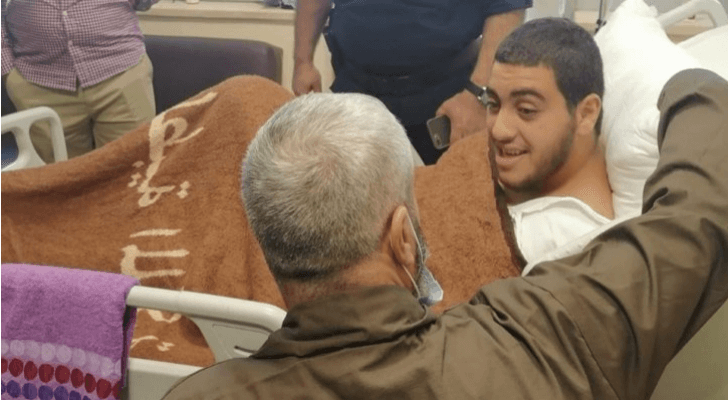 فتى الزرقاء صالح خلال لقاءه بوالده