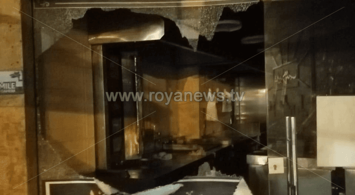 تحطيم واجهة أحد المطعم في اربد أثناء الحظر الشامل