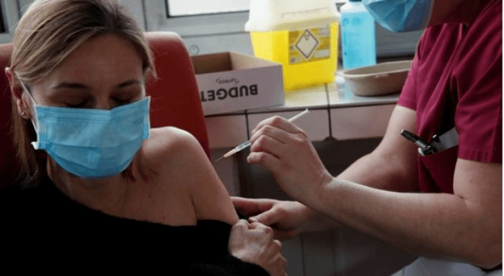 سيدة تتلقى الجرعة الأولى من لقاح كورونا