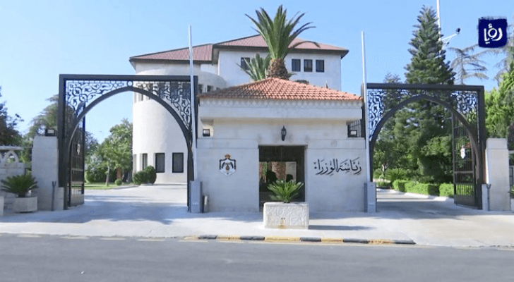 الحكومة تقرر تمديد العمل بقرارات حظر التجول الشامل والجزئي لغاية منتصف أيار