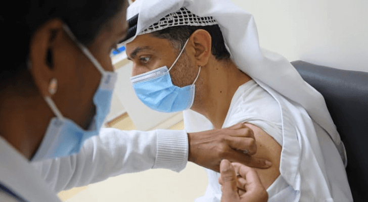 تتواصل عمليات التطعيم ضد كورونا في الإمارات