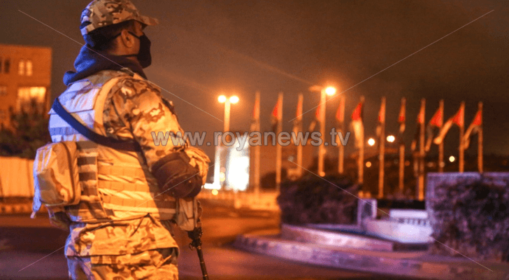 أحد عناصر القوات المسلحة خلال تنفيذ حظر التجول الشامل