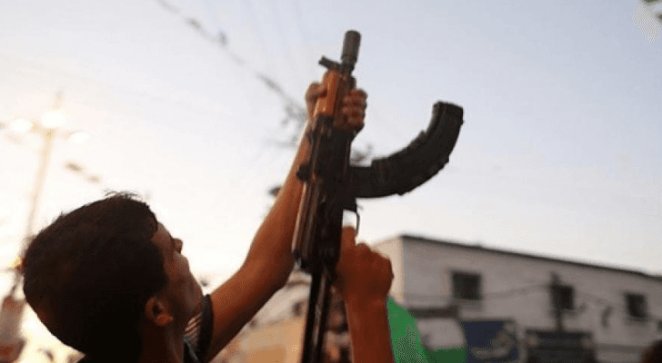 فلسطيني يطلق النار ابتهاجا .. الصورة أرشيفية