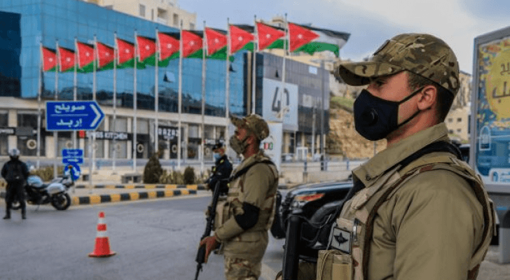 منتسبو القوات المسلحة أثناء تأدية الواجب خلال الحظر الشامل