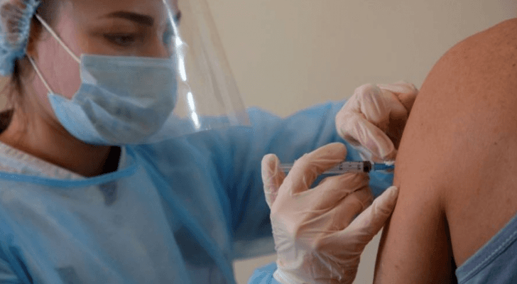 أكثر من 100 مليون أمريكي تلقوا جرعة على الأقل من لقاح مضاد لكورونا