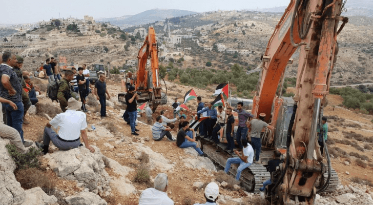 فلسطينيون يمنعون مستوطنين من تجريف أراضي ببيت لحم
