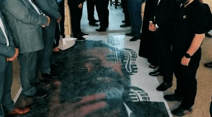 صورة صدام حسين على مدخل مجلس العزاء