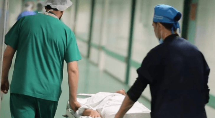 مرضى ينقلون أحد المرضى بفيروس كورونا في أحد مستشفيات قطاع غزة