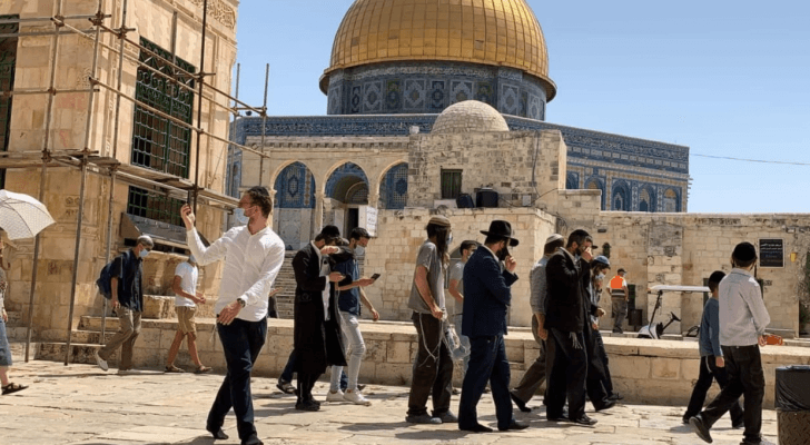 مستوطنون يقتحمون باحات المسجد الأقصى
