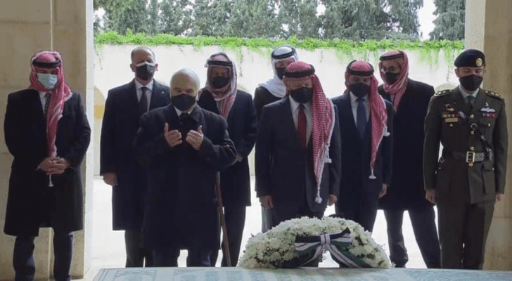 الملك والامراء يزورون الأضرحة الملكية