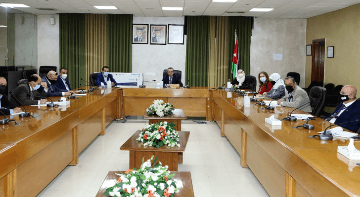 خلال اجتماع في وزارة التربية للبحث في إجراءات تلقيح المعلمين