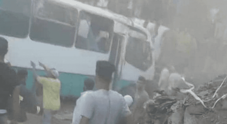 وفتان وجرحى بحادث تصادم قطار بحافلة نقل ركاب