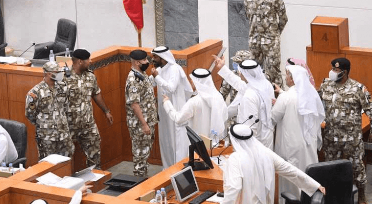 الأمن الكويتي يتدخل لفض عراك بالأيدي بين أعضاء مجلس النواب