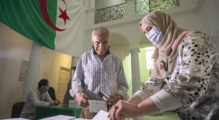 ناخب يدلي بصوته في الانتخابات الجزائرية