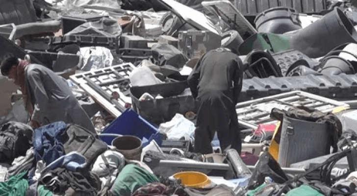 أفغان يبحثون عما ينتفعون منه بين أنقاض 20 عاما من الوجود الأميركي في بلدهم
