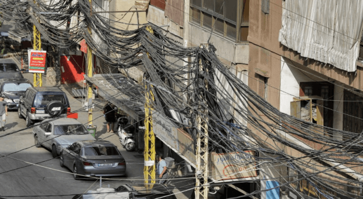 منظر لعدد من أسلاك الكهرباء في العاصمة اللبنانية بيروت. (أ ف ب)