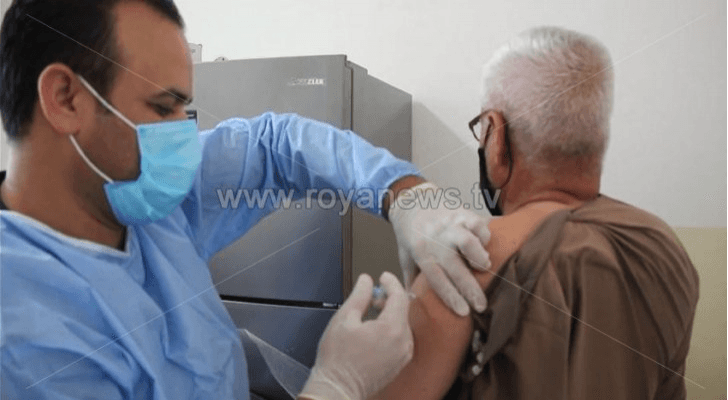 شخص يتلقى جرعة من لقاح كورونا - ارشيفية