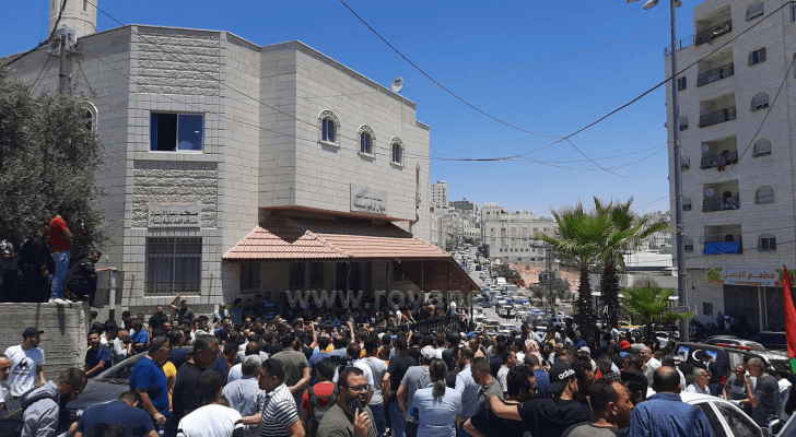 حشود من الفلسطينيين قبل تشييع جثمان بنات