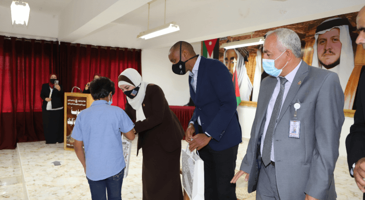 توزيع 50 جهاز "تابلت" على طلبة مدارس في المفرق