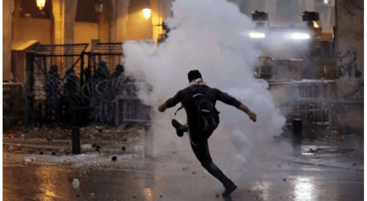 لبنان.. 15 جريحا بينهم 7 عسكريين جراء مواجهات بين محتجين وقوى الأمن