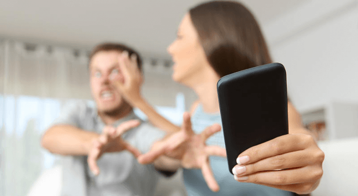 استخدام الاخرين لهاتفك قد يكون طريق لاختراق هاتفك