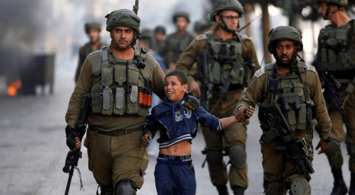 جنود الاحتلال الإسرائيلي يعتقلون طفلا فلسطينيا - أرشيفية
