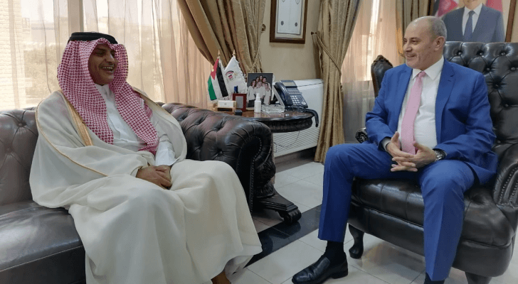 وزير العمل يلتقي السفير القطري