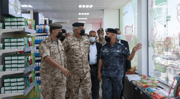 الحنيطي يفتتح سوقا جديا للمؤسسة الاستهلاكية العسكرية في المقابلين