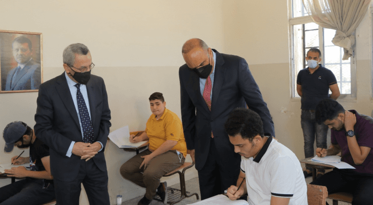 الخصاونة يتفقد سير امتحان الثانوية العامة.. صور