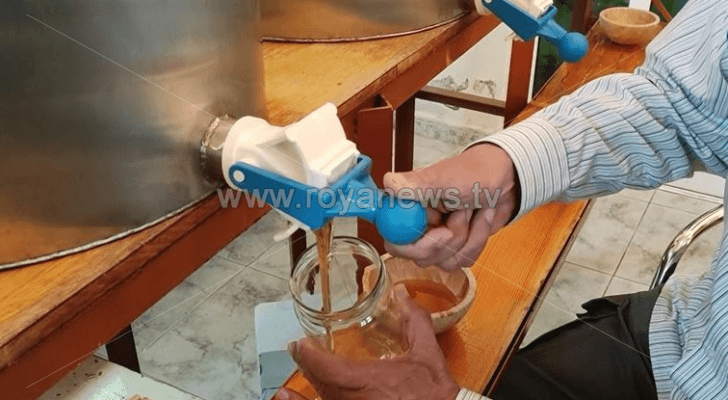 رحلة البحث عن الرحيق.. موسم شاق لمنتجي العسل