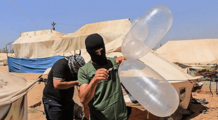 بالونات حارقة لدى مقاومين فلسطينيين