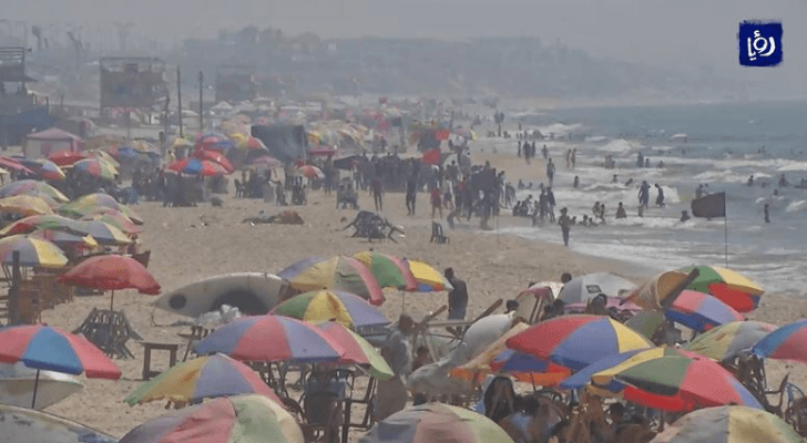 الغزيون يهربون من ارتفاع درجات الحرارة الى الشاطئ