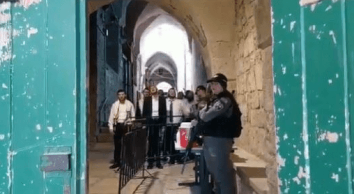 طقوس تلموذية أمام باب الملك فيصل