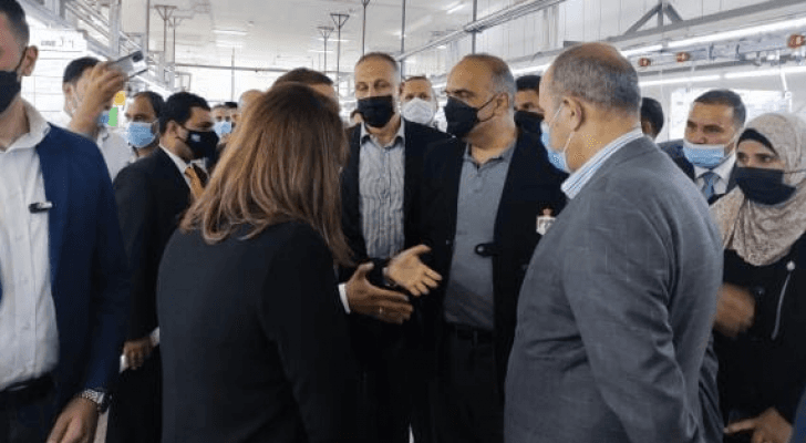 من زيارة رئيس الوزراء بشر الخصاونة إلى مصنع الألبسة
