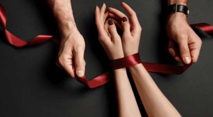 الشابة ظهرت بمقاطع فيديو لها وهي موثقة بحبال وتجلس على كرسي