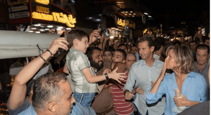 الرئيس السوري وعقيلته وأولادهما يقومون بجولة في حي الميدان في دمشق