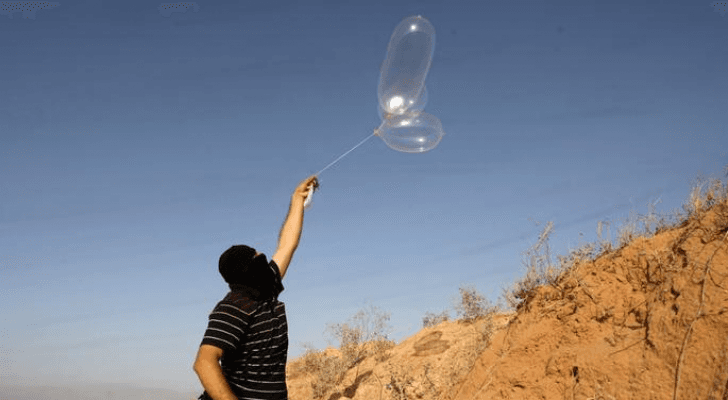 فلسطينيون يطلقون بالونات حارقة