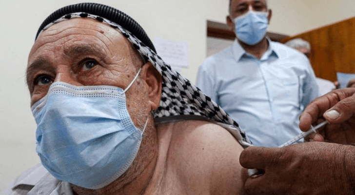 عراقي يتلقى لقاح كورونا - أرشيفية