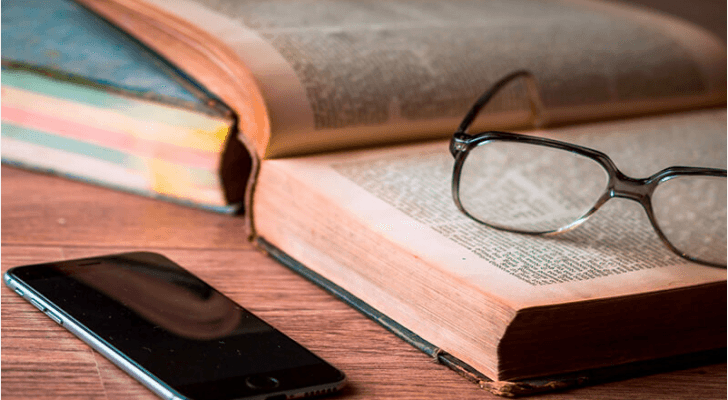 وزير الزراعة المهندس خالد الحنيفات خلال افتتاح مكتبة متخصصة بالعلوم الزراعية في الجامعة الهاشمية