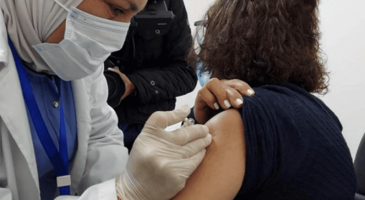 طالبة تحصل على لقاح كورونا