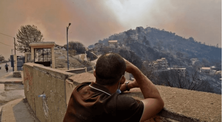 عشرات القتلى والجرحى بحرائق الجزائر
